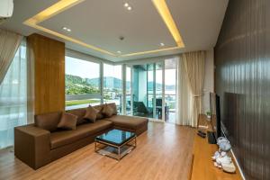 Sea view apartment at The Privilege by Lofty