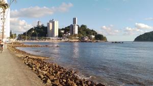 Apto acochegante com Praia e lazer