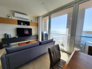 Cloud 7 Quality Sea Front Apartment
