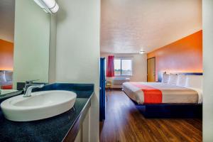 Queen Room - Disability Access - Roll in Shower room in Motel 6-Percival IA