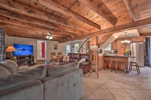 Hot Tub and Deck Secluded Happy Jack Cabin