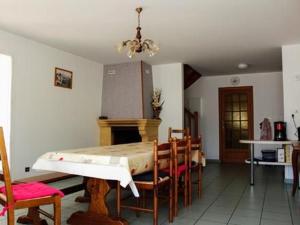 Gîte Authentique à Isches avec Cheminée, Terrain Clos, Proche Thermes et Activités Culturelles - FR-1-589-116