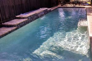 Tahitian Cottage - Heated Pool Walk to the Beach