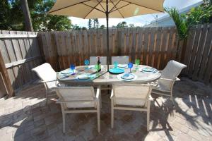 Tahitian Cottage - Heated Pool Walk to the Beach