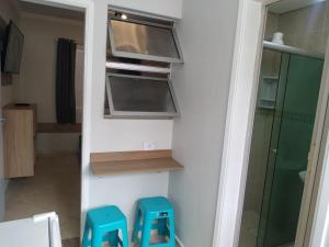 Kitnet Asturias 51B no Ed. Guariatã, próximo a praia das Astúrias em Guarujá