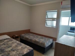 Kitnet Asturias 51B no Ed. Guariatã, próximo a praia das Astúrias em Guarujá