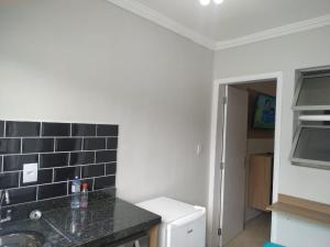 Kitnet Asturias 51B no Ed. Guariatã, próximo a praia das Astúrias em Guarujá