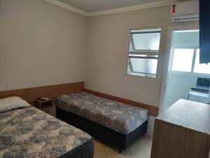 Kitnet Asturias 51B no Ed. Guariatã, próximo a praia das Astúrias em Guarujá