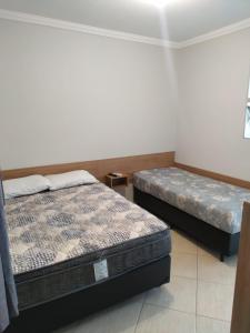 Kitnet Asturias 51B no Ed. Guariatã, próximo a praia das Astúrias em Guarujá