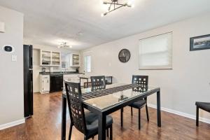 Open Floor Spacious Home, 15min from Downtown, Private Garage, Kids Friendly