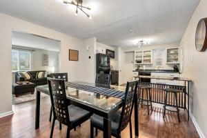 Open Floor Spacious Home, 15min from Downtown, Private Garage, Kids Friendly