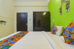 FabHotel Broholic - 200M from CARE Hospitals - Hitech City