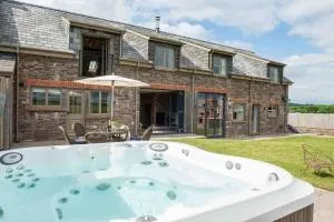 Coed farm-hot tub-sleeps 12-near Brecon - Llanywern
