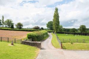 Coed farm-hot tub-sleeps 12-near Brecon