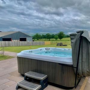 Coed farm-hot tub-sleeps 12-near Brecon