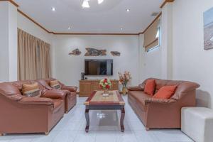 Resort 5-3BR Huge Pool, BBQ, 300m-Beach, 8 mins to Walking Street