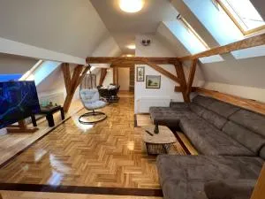 La Luna Rustic Deluxe Apartment with Free Jacuzzi, Bikes & Covered Parking - Našice