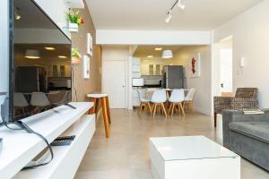 Solar de Bombinhas 202 – Localização Privilegiada e Ótimo Custo-Benefício a 30m da Praia.