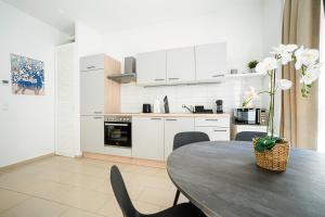 Chic Newly-Renovated Apartment Steps from Subway in Viennas Hernals District