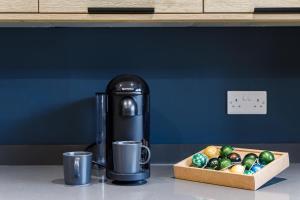 Free Parking Stylish & modern 4-bedroom home with sea views