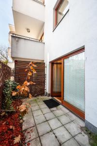 Malborska Lovely Apartment by BookingHost