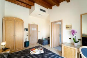 Triple Room with Terrace room in Hotel Villa Romana