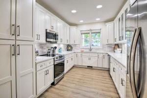 Keowee Keys Condo with Resort Amenities Access!