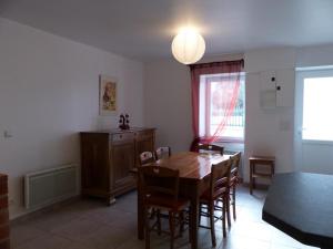 Maisons de vacances Gite Poezat, 4 pieces, 6 personnes - FR-1-489-37 : photos des chambres