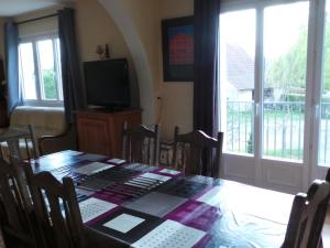 Maisons de vacances Gite Creuzier-le-Neuf, 4 pieces, 6 personnes - FR-1-489-76 : photos des chambres