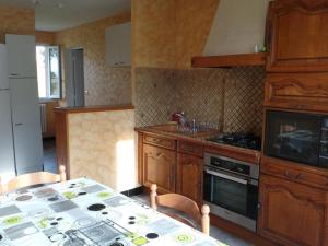 Gîte familial avec piscine partagée, cheminée et jardin clos près de Vichy - FR-1-489-76