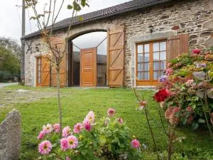 Gîte montagnard avec 3 chambres, jardin clos, terrasse couverte, animaux acceptés, proche Vichy. - FR-1-489-101 - Lachaux