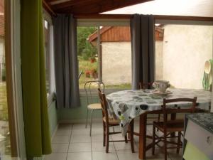 Maisons de vacances Gite Poezat, 4 pieces, 6 personnes - FR-1-489-118 : photos des chambres