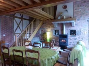Gîte familial avec pêche, cascade, animaux et activités variées, proche de Vichy et Le PAL - FR-1-489-122