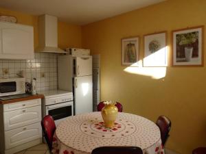 Maisons de vacances Gite Ferrieres-sur-Sichon, 4 pieces, 6 personnes - FR-1-489-191 : photos des chambres