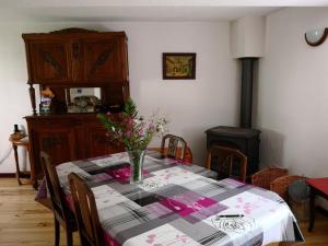 Maisons de vacances Gite Ferrieres-sur-Sichon, 4 pieces, 8 personnes - FR-1-489-212 : photos des chambres