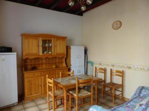 Maisons de vacances Gite Saint-Germain-des-Fosses, 5 pieces, 8 personnes - FR-1-489-248 : photos des chambres