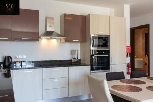 High-End central APT with comfy BEDS & Super WIFI by 360 Estates