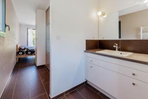 Chalets Superb chalet with pool - Welkeys : photos des chambres