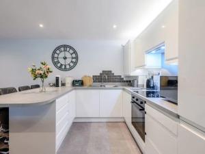 A Detached Garden Lodge, Hot Tub, Heating, WiFi & Parking