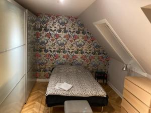 Cosy room in residential part of Copenhagen, with free street parking and shared bathroom