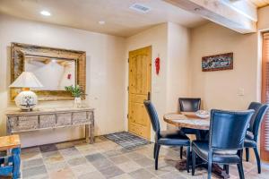 El Corazon-Steps to the Plaza