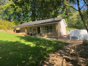 THE HIDEOUT, a Detached Lodge, Hot Tub, Heating, WiFi & Parking - Maiden Newton