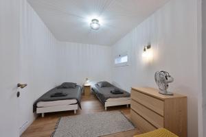 Appartements Aux MARCHES DU PALAIS - SPACIEUX - TERRASSE - WIFI : photos des chambres