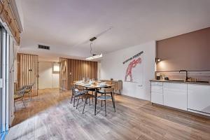 Appartements Aux MARCHES DU PALAIS - SPACIEUX - TERRASSE - WIFI : photos des chambres