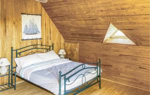 Maisons de vacances Awesome Home In Trevou Treguignec : photos des chambres