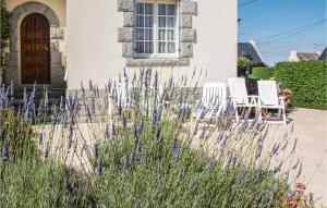 Maisons de vacances Awesome Home In Trevou Treguignec : photos des chambres