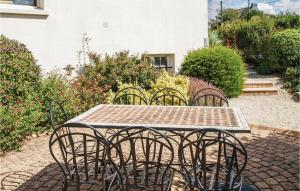 Maisons de vacances Awesome Home In Trevou Treguignec : photos des chambres