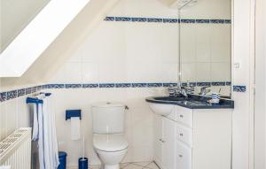 Maisons de vacances Awesome Home In Trevou Treguignec : photos des chambres