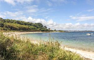 Maisons de vacances Awesome Home In Trevou Treguignec : photos des chambres