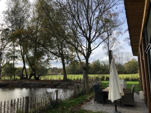 Trendy chalet aan visvijver